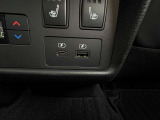 リアシート用のタイプAとタイプCの充電専用USB端子が付いています。長時間の旅でも、乗員全員がスマホなどの充電を気にせず快適に過ごしていただけますね!