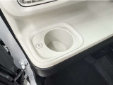 ホッとカップホルダー(運転席・助手席)がホットドリンクをちょうど良い温度でキープしてくれる保温機能付きのカップホルダーです♪