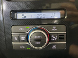 【オートエアコン】一度お好みの温度に設定すれば、車内の温度を検知し風量や温度を自動で調整。暑い&hellip;寒い&hellip;と何度もスイッチ操作をする必要はありません。快適な車内空間には必須の機能ですね♪