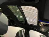 パノラミックルーフで明るい車内と開放感あるドライブをお楽しみいただけます。