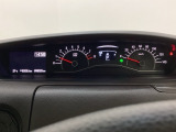 スピードメーターとタコメーターを大きく配した見やすいメーター部になっています。左側のインフォメーション画面でオドメーターや燃費などの情報を確認できます。