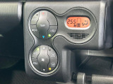 【オートエアコン】一度お好みの温度に設定すれば、車内の温度を検知し風量や温度を自動で調整。暑い&hellip;寒い&hellip;と何度もスイッチ操作をする必要はありません。快適な車内空間には必須の機能ですね♪