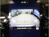 後方の映像を車内の11.6インチディスプレイに表示。 ステアリング操作に連動して動くガイドラインが、駐車や車庫入れをよりスムーズにサポート。狭いスペースでも安心して操作できる頼れる機能です。