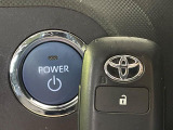 【スマートキー】カバンやポケットに入れたままでもドアの施錠・解錠が可能なスマートキーを装備。エンジンのオン・オフ時もカギを取り出す必要が無いからとっても便利です♪
