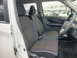 納車前には当社整備工場にてディーラー整備士が、12ヶ月点検又は車検整備を実施。安心してお乗り頂けるようお渡しさせて頂きます。