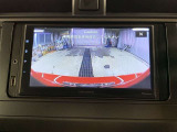 バックモニターで、後方を確認しながら安心して駐車することができます。※カメラが映し出す範囲は限られています。必ず車両周辺の安全を直接確認してください。