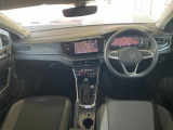 室内を後部座席より撮影しました。全体的にグレーをベースにひとつ上の快適な空間です。