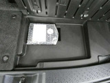 スペアタイヤレス車です。応急セットを搭載しております。