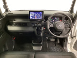 車内は光触媒抗菌消臭施工済です。インパネ周りはスタイリッシュなデザインで機能や装備も充実しています。グローブボックスやカップホルダーのほかにトレーなどたくさんの収納スペースが付いています。