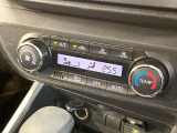 【オートエアコン】一度お好みの温度に設定すれば、車内の温度を検知し風量や温度を自動で調整。暑い&hellip;寒い&hellip;と何度もスイッチ操作をする必要はありません。快適な車内空間には必須の機能ですね♪
