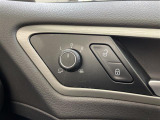 【電動格納ミラー】運転席のスイッチで、ドアミラーの開閉や角度の調整ができます。