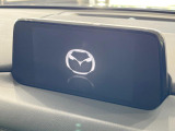 【8インチマツダコネクト】車内の雰囲気にマッチした大型のディスプレイ。スマホ接続でのナビ使用やBluetooth再生等、様々な機能が楽しめます。直感的なダイヤル操作が可能で、使い勝手も良好です。
