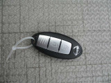 インテリジェントキーを身に着けていれば、ドアハンドルのボタンを押すだけでドアのロック、アンロックが行なえます。キーを差し込まないので両手が塞がっていても開閉が出来ます♪