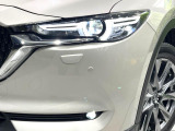 【LEDヘッドライト】悪天候や夜間走行時も良好な視界を確保し安心して運転できる高輝度LEDヘッドライトを装備!点灯速度が早く、消費電力も抑えられています。