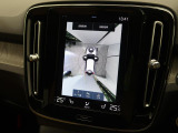 【360&deg;ビューカメラ】4台の高解像度カメラで360度の鳥瞰図を表示。隣の車や壁、死角にある障害物などを画面で確認できるため、狭いスペースでの駐車・出入りも安心です。