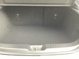 ラゲッジルーム内の凹凸をなくす事でスッキリした広がりを造りだし、荷物がスムーズに出し入れできる気持ちよさ、使い易さを実現!