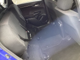 後部座席を跳ね上げるともう一つの荷室が!背の高い荷物も大丈夫。