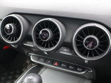 Audi正規ディーラーが高品質をお約束。高度な訓練・教育を受けたAudi専任メカニックが、100項目にもおよぶ精密な点検を実施いたします。すべてをクリアしたAudi車だけが、あなたのお手元に届けられるのです。