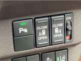 【両側パワースライドドア】両側がパワースライドドアになっており、運転席のスイッチやスマートキーでも開閉が可能。お子様やご年配の方でも乗り降りが楽になり介助等でも重宝します。