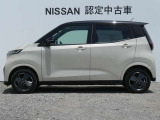 2トーンカラールーフ色外装(フローズンバニラ / ブラック)になります。