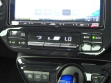 オートエアコンを装備しておりますので、四季を通じて車内を快適な温度に保つことが出来ます!高級感が有りますね!