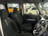 運転席の画像です。足元やシートまわりに余裕があり、リラックスした姿勢で運転が可能です。視界も良好で操作系へのアクセスもしやすく、快適で安心感のあるドライブをサポートします。