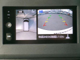 アラウンドビューモニター、まるで上空から見下ろししているかの映像がナビ画面で確認でき、安心して駐車をサポートすることができます。