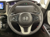 ハンドルにHondaセンシング系のクルーズコントロールやレーンキープアシストなどのスイッチと、オーディオの操作スイッチが装備されています。ハンドルから手を離さず安全に操作できます。