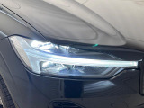 【LEDヘッドライト】ハイビームを先行車や対向車にあてず、その両サイドではハイビーム照射を維持。見える範囲が段違いに広くなりました。北欧神話に登場するトールハンマーをモチーフにデザイン。