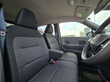 運転席と助手席はウォークスルーで移動できます。