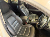 シートは本革となっており、高級感を漂わせます♪運転席のみパワー電動シートになっております!