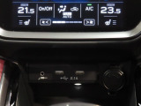 左右独立温度コントロールフルオートエアコンです。運転席、助手席それぞれで独立して温度設定ができます。冷え性の方が乗っても安心ですね♪