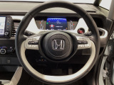運転にかかわる様々な操作を安全に行えるように視点移動が少なく操作性に配慮されたスイッチ類が凝縮されたコクピットです。