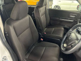運転席の画像です。足元やシートまわりに余裕があり、リラックスした姿勢で運転が可能です。視界も良好で操作系へのアクセスもしやすく、快適で安心感のあるドライブをサポートします。