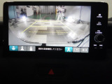 バックカメラの画像です。ガイドラインがスムースな車庫入れをサポートいたします。車庫入れの安心感がアップしますね。