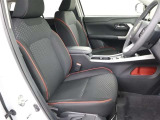 見えないところまで徹底洗浄!中古車をキレイで気持ちよくお乗りいただけるよう、トヨタ認定中古車はしっかりクリーニング。エンジンルームやシートを外した洗浄まで目に見えないところまで徹底的に洗浄しています。