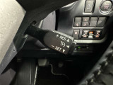 クルーズコントロール機能が付いています。 速度を設定するとアクセルを踏まなくても一定の速度で走ることができます。  高速道路ではとても便利な装置なんです。