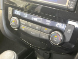 【オートエアコン】一度お好みの温度に設定すれば、車内の温度を検知し風量や温度を自動で調整。暑い&hellip;寒い&hellip;と何度もスイッチ操作をする必要はありません。快適な車内空間には必須の機能ですね♪