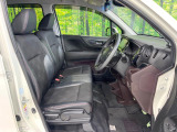 運転席まわりには十分なスペースがあり、大柄な方でもゆったり運転していただける環境です。