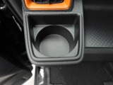 カップホルダーは運転席や助手席からちょうど手の届く位置です!!