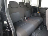 背の高いお車ですので、2列目シートも窮屈感無くお乗り頂けますよ♪