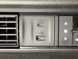 エアコン操作パネルの左側に、スマートフォンなどの充電可能なUSB端子と、音源などの外部入力の可能なUSB端子がついています。移動中に充電もできるので便利です。