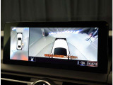 パノラミックビューモニター。車両を上から見たような映像を表示。運転席から目視しにくい車両周囲の状況をリアルタイムで確認できます。
