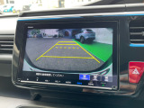 【バックカメラ】運転が苦手な方も車庫入れラクラク。ギアをリバースに入れれば自動的に切り換わりますので、面倒な操作は不要です。狭い駐車場も大切なお車を傷つけず安心です。
