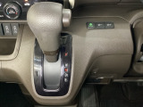 CVT車のセレクトレバーです。低速から高速まで、変速ショックのないスムーズな走りを実現するとともに、エンジン効率のよい領域を維持することで燃費にも貢献します。