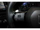 ハンドル左側にはオーディオ操作が出来るオーディオリモートコントロールスイッチ、右側にはHondaSENSINGとオートクルーズスイッチを装備!長距離運転や高速道路の運転では大活躍です!