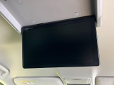 【後席モニター】家族や友人とお出かけする機会が多い方に大人気の後席モニターを装備!見やすい位置に画面がありテレビやDVDの視聴も快適!友達もお子様も、後席にしか乗らなくなるかも??