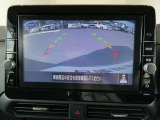 ギアを『R』に入れた後、カメラボタンを2回押すと、ナビ画面に後方の映像を映してくれるので、駐車がし易くなります。