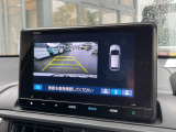 【バックカメラ】運転が苦手な方も車庫入れラクラク。ギアをリバースに入れれば自動的に切り換わりますので、面倒な操作は不要です。狭い駐車場も大切なお車を傷つけず安心です。