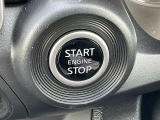 プッシュエンジンスターターです。キーを取り出すことなくブレーキペダルを踏みながらボタンを押すだけでエンジンが始動できます。